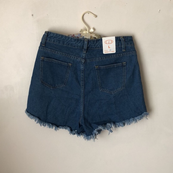 Distressed cut off jean shorts - Picture 2 of 8